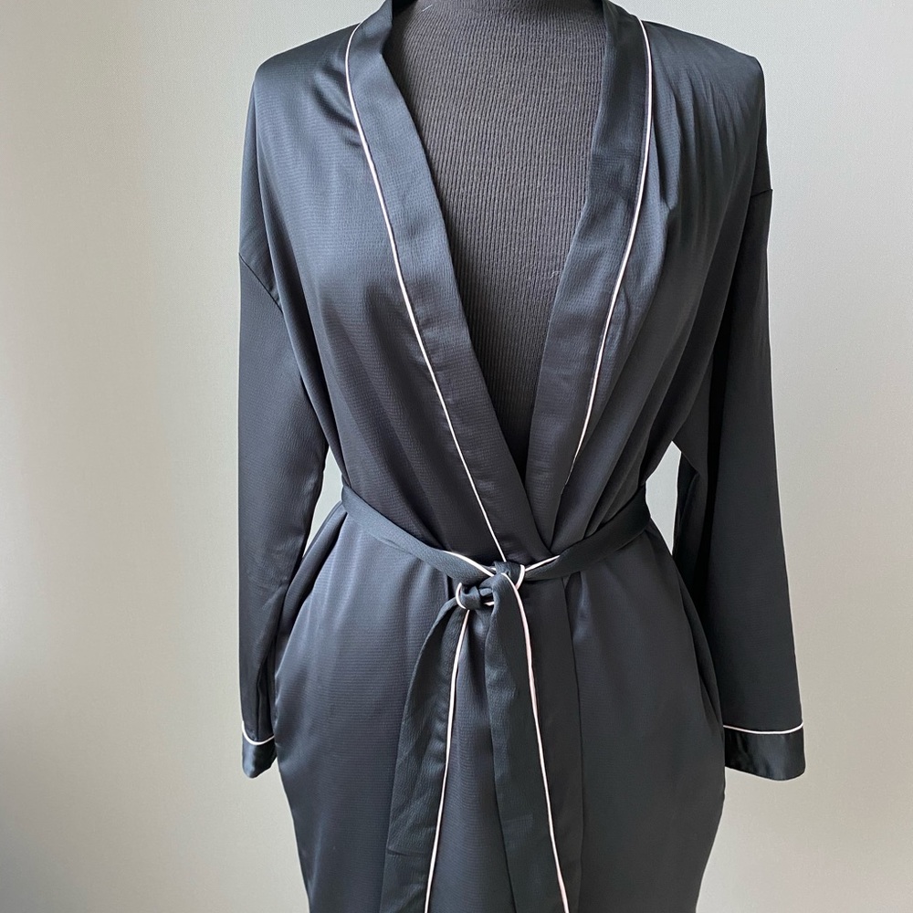 HUNKEMOLLER: ROBE W/ EMBROIDERED DETAIL- LIKE NEW